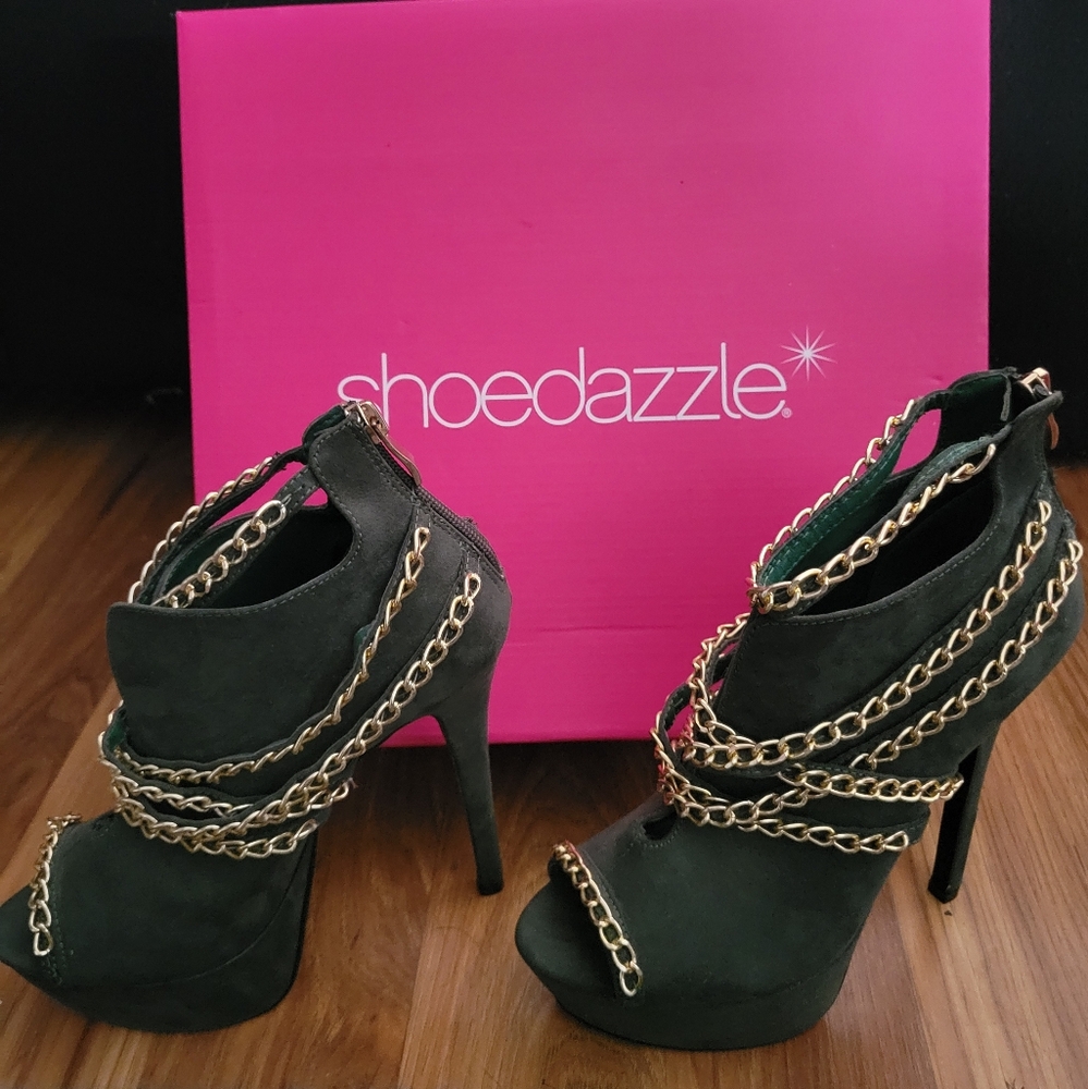 Brand: Scene Size:8 Women Color:Forest Green with gold chains.